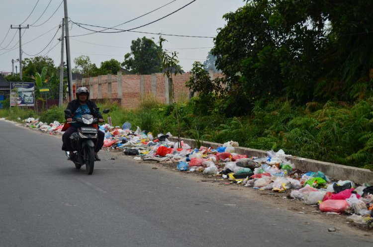 Di Jalan Gulama Pekanbaru, sampah-sampah masih menumpuk