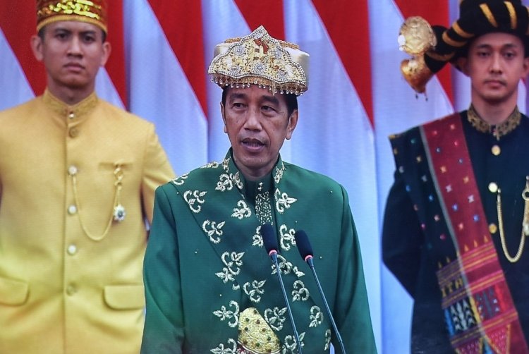 Gaya Presiden Jokowi Pakai Baju Adat dari Kampung Halaman Ahok